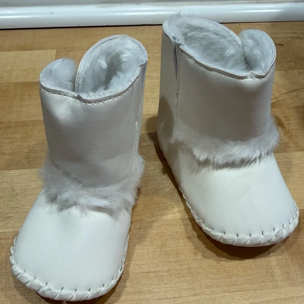 white baby boots with fur - Picture 3 of 4